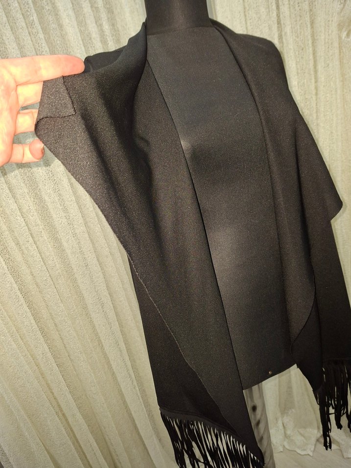 Uzun Siyah Drapeli Kolsuz Kadın Yelek - Görsel 3