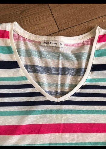 V Yaka Renkli Çizgili Kadın Tişört - Görsel 2