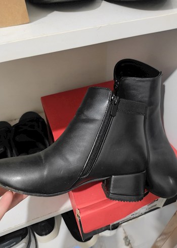 Tokalı Siyah Deri Blok Topuklu Bot - Görsel 2