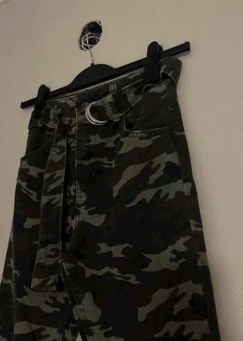 Kadın Gri Kamuflaj Kemerli Midi Pantolon - Görsel 3