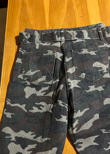 Kadın Gri Kamuflaj Kemerli Midi Pantolon - Görsel 4