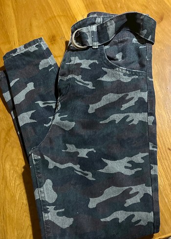 Kadın Gri Kamuflaj Kemerli Midi Pantolon - Görsel 5