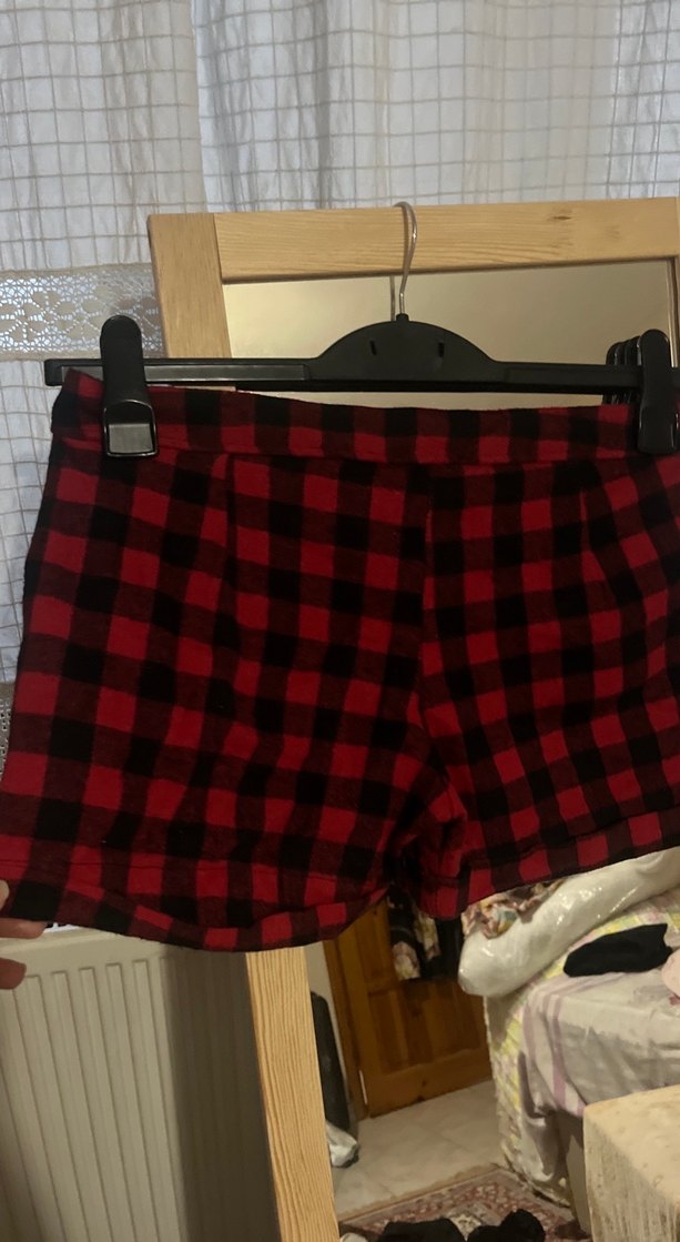 Kırmızı Kareli Düğmeli Midi Şort - Görsel 3