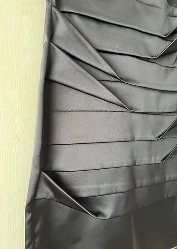 Siyah Piliseli V Yaka Midi Elbise - Görsel 3