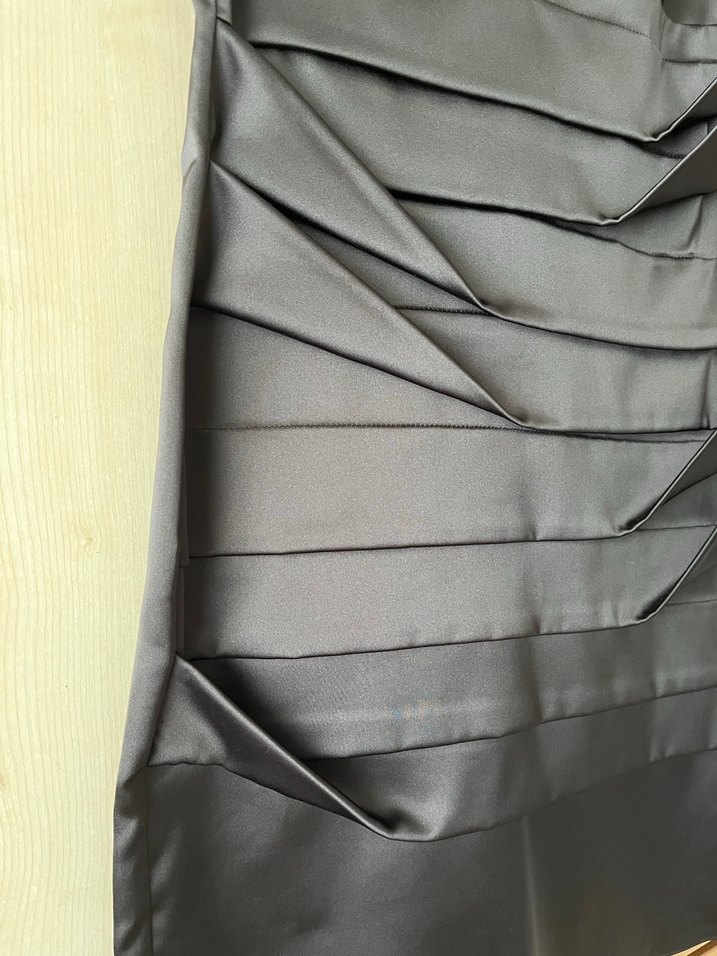 Siyah Piliseli V Yaka Midi Elbise - Görsel 3