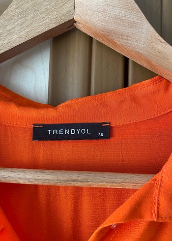 Turuncu Kolsuz Fırfırlı Elbise - Görsel 4