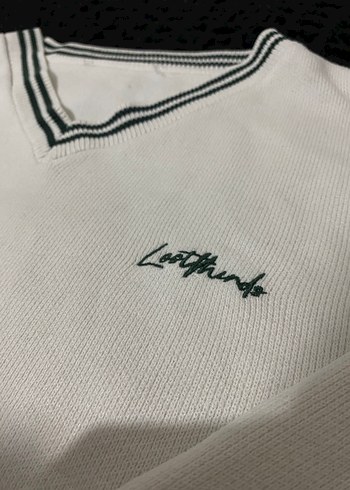 V Yaka Beyaz Nakışlı Unisex Kazak - Görsel 3