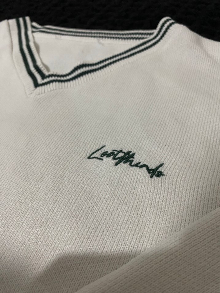 V Yaka Beyaz Nakışlı Unisex Kazak - Görsel 3