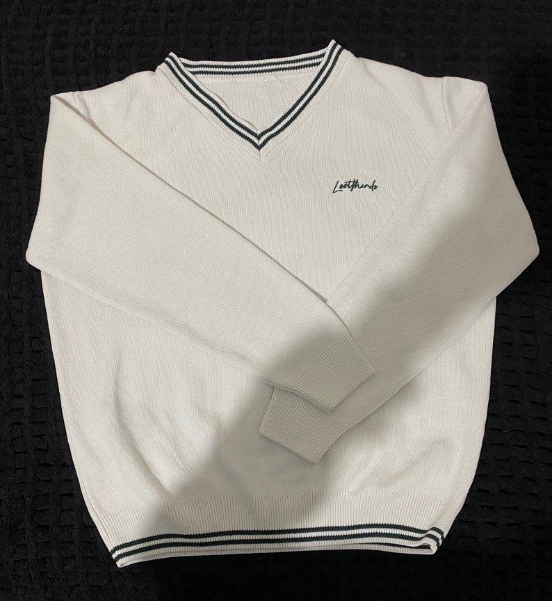 V Yaka Beyaz Nakışlı Unisex Kazak - Görsel 2