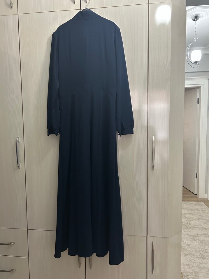 Zincir Detaylı Lacivert Uzun Elbise - Görsel 2