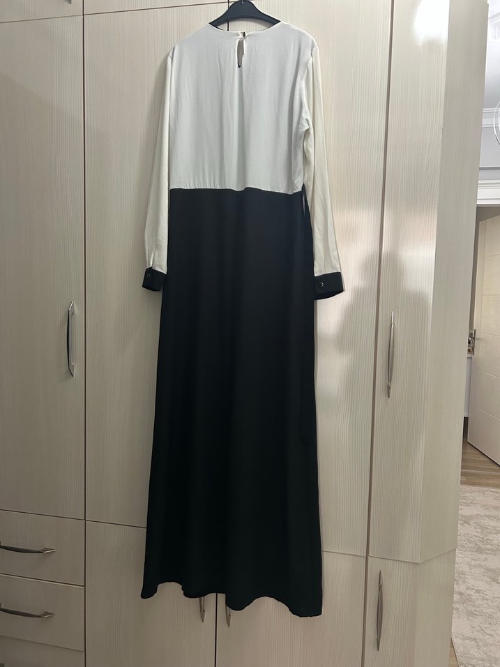 Uzun Kollu Siyah Beyaz Kemerli Elbise - Görsel 2