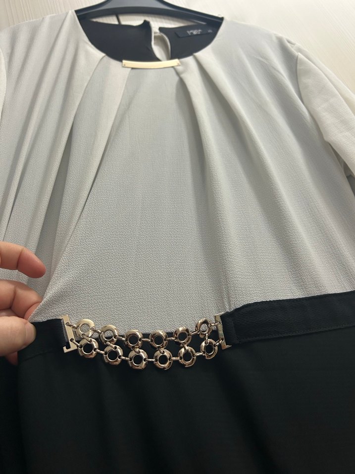 Uzun Kollu Siyah Beyaz Kemerli Elbise - Görsel 3