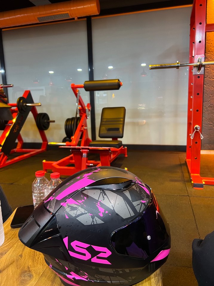 Pembe Baskılı Punk Tarzı Motosiklet Kaskı - Görsel 3