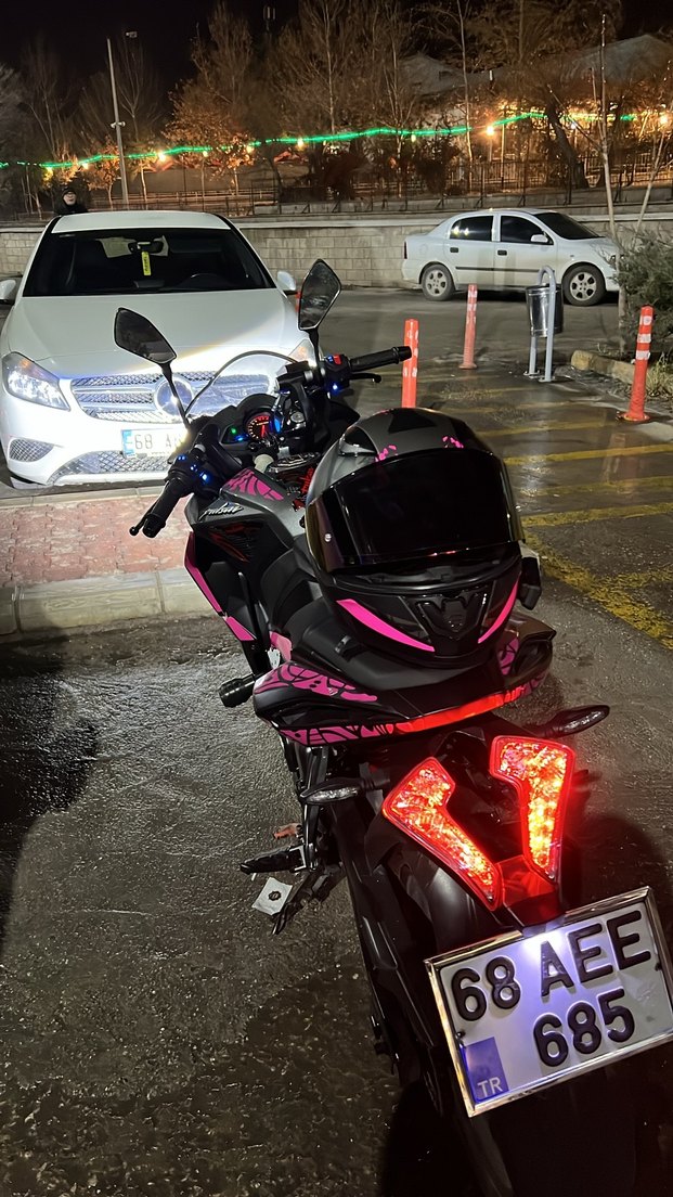 Pembe Baskılı Punk Tarzı Motosiklet Kaskı - Görsel 4