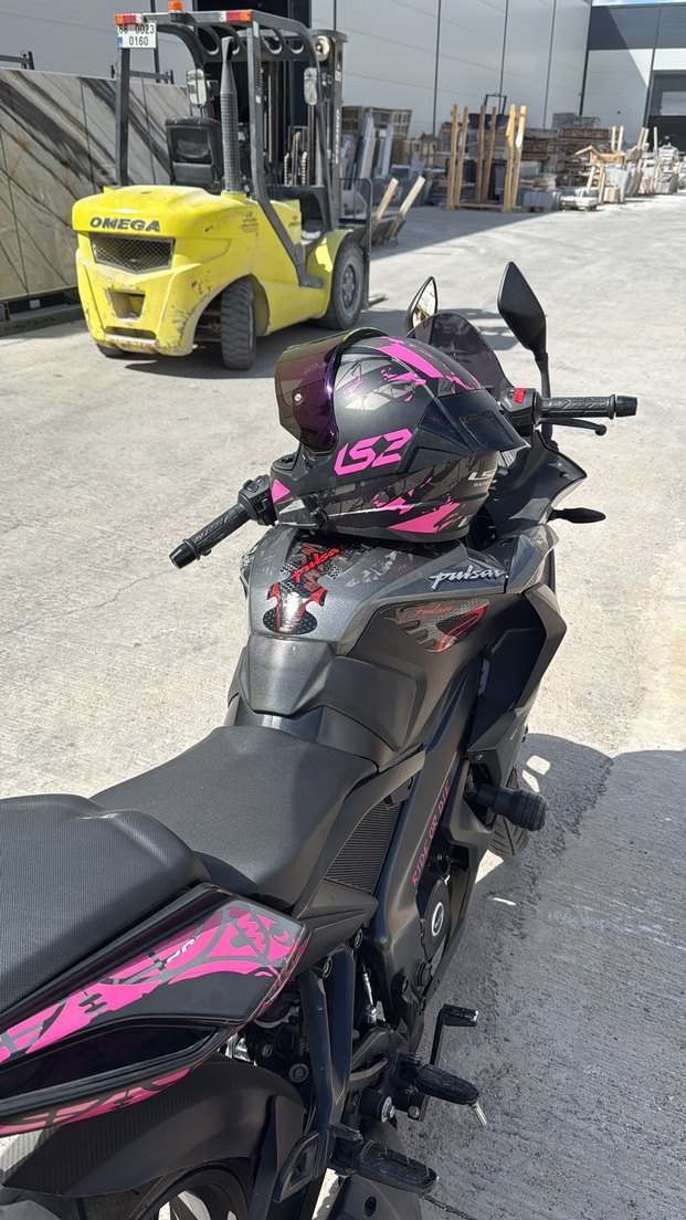 Pembe Baskılı Punk Tarzı Motosiklet Kaskı - Görsel 2