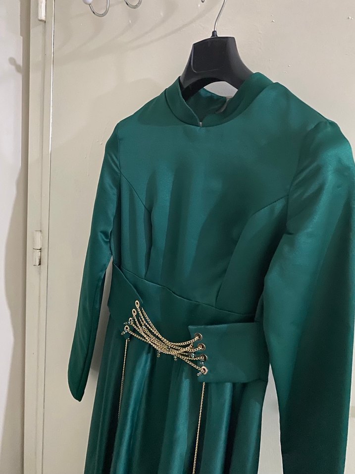 Zincir Detaylı Uzun Yeşil Abiye Elbise - Görsel 3