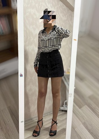 Uzun Kollu Desenli Kadın Gömlek ve Siyah kot etek - Görsel 2