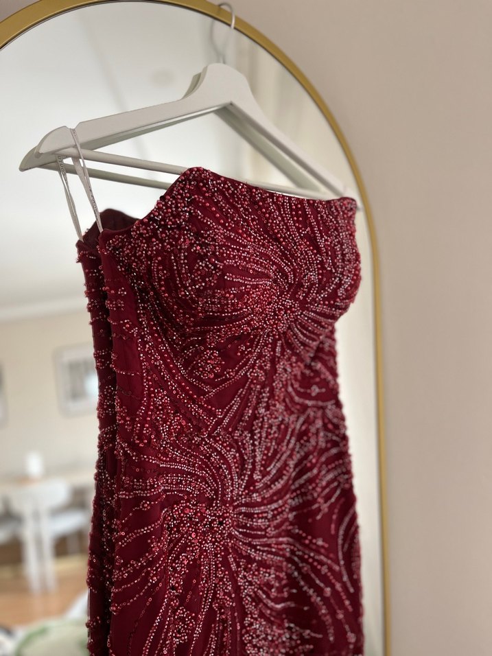 Bordo İşlemeli Uzun Straplez Abiye Elbise - Görsel 2