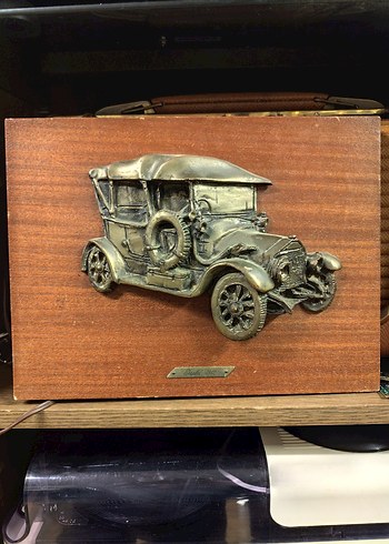 Ahşap Üzerinde Parlak Kahverengi Dekoratif Oyuncak Araba