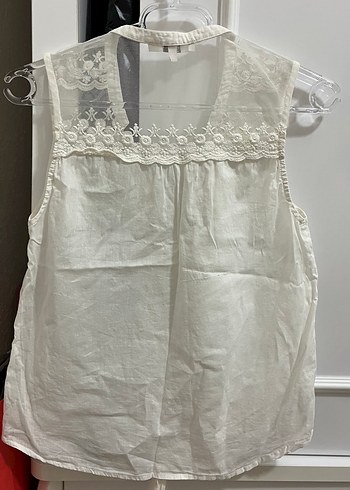 Düğmeli İşlemeli Beyaz Kolsuz Bluz - Görsel 2