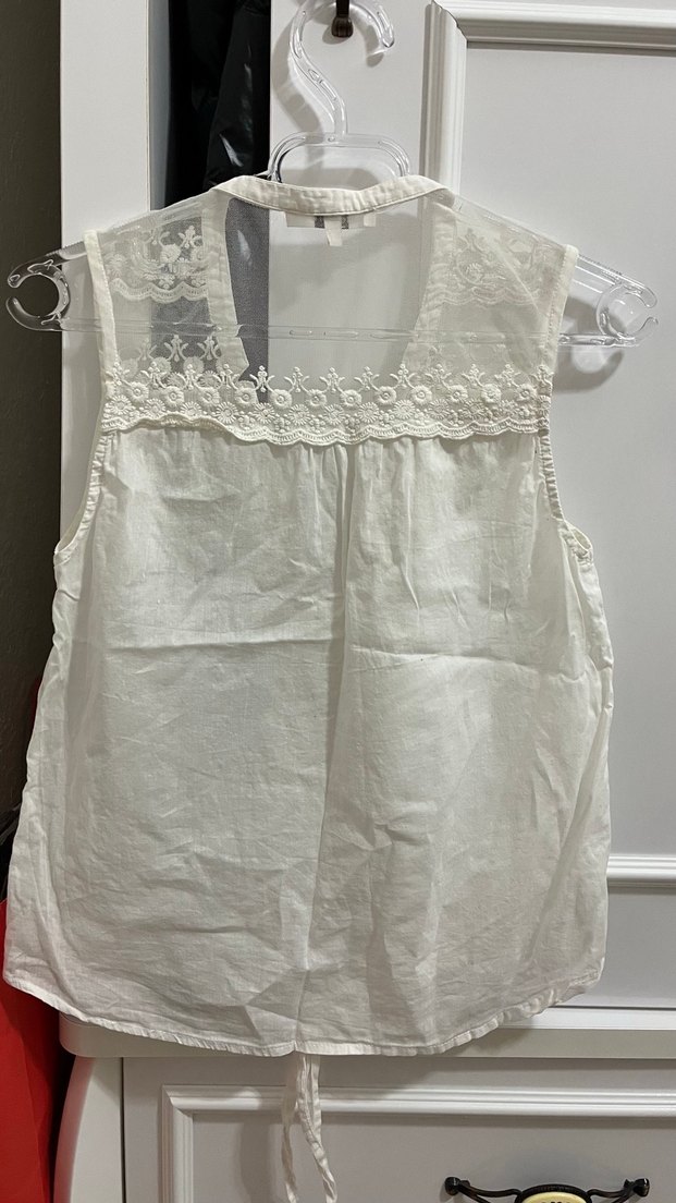 Düğmeli İşlemeli Beyaz Kolsuz Bluz - Görsel 2