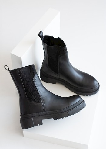 Kadın Bot 39 numara - Görsel 2