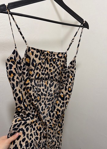 Leopar Desenli V Yaka Askılı Midi Elbise - Görsel 2