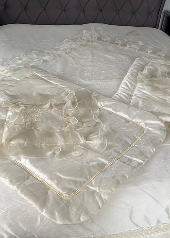 İşlemeli Beyaz Parlak Yatak Örtüsü - Görsel 3