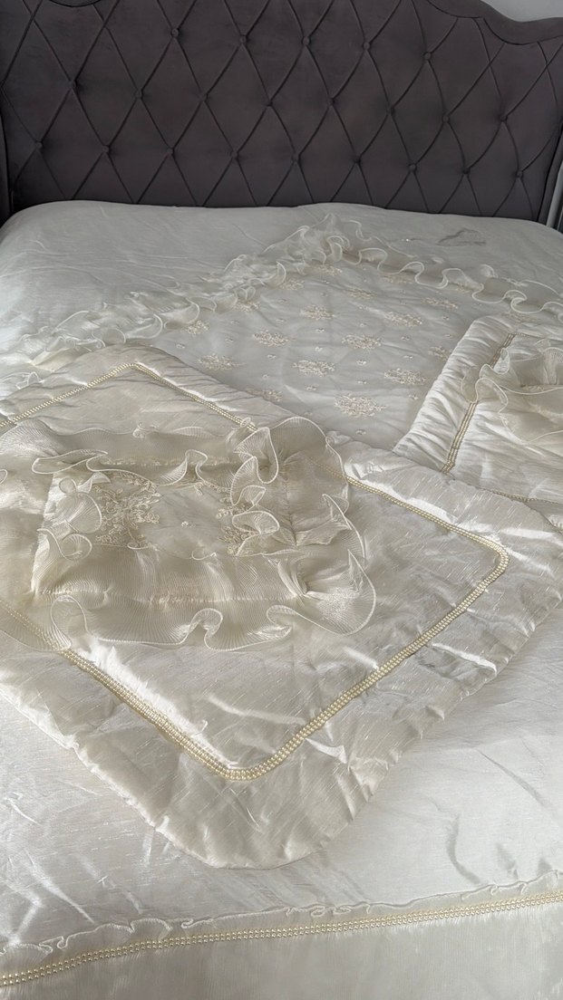 İşlemeli Beyaz Parlak Yatak Örtüsü - Görsel 2