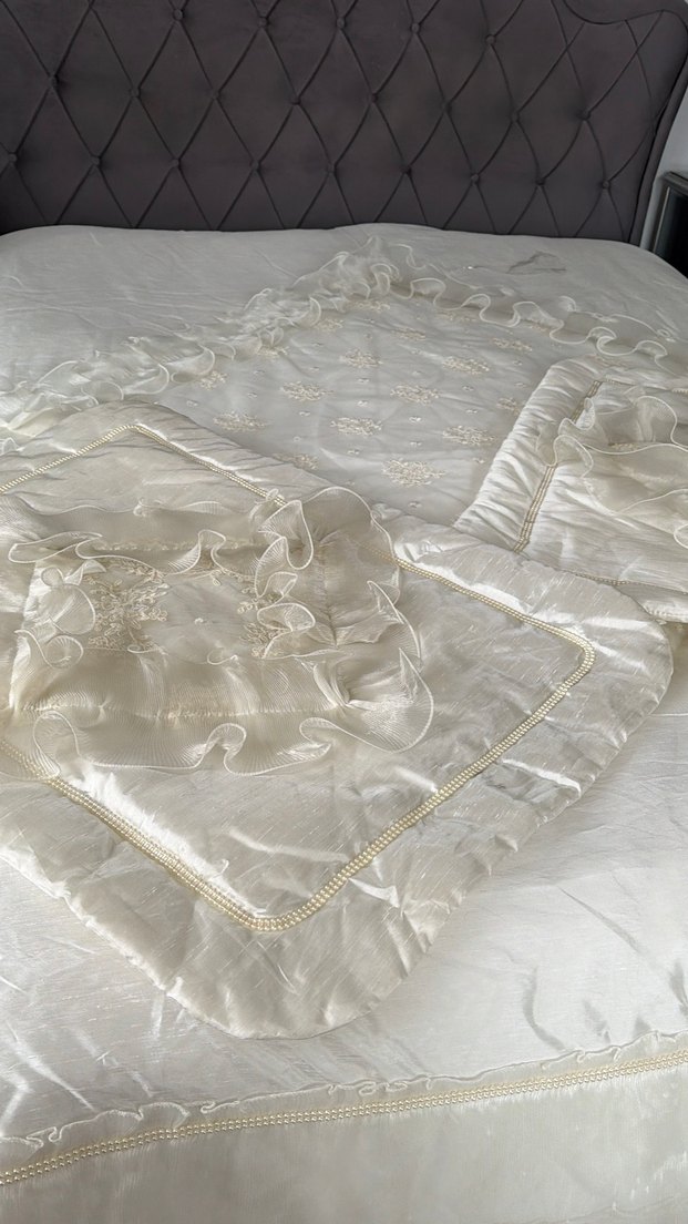 İşlemeli Beyaz Parlak Yatak Örtüsü - Görsel 3