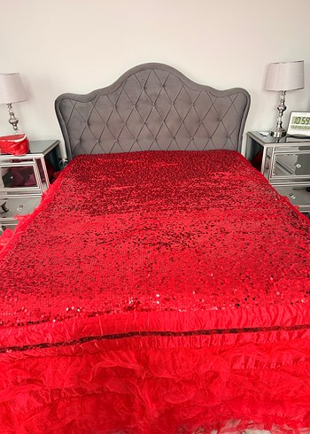 Parlak Kırmızı İşlemeli Yatak Örtüsü - Görsel 4