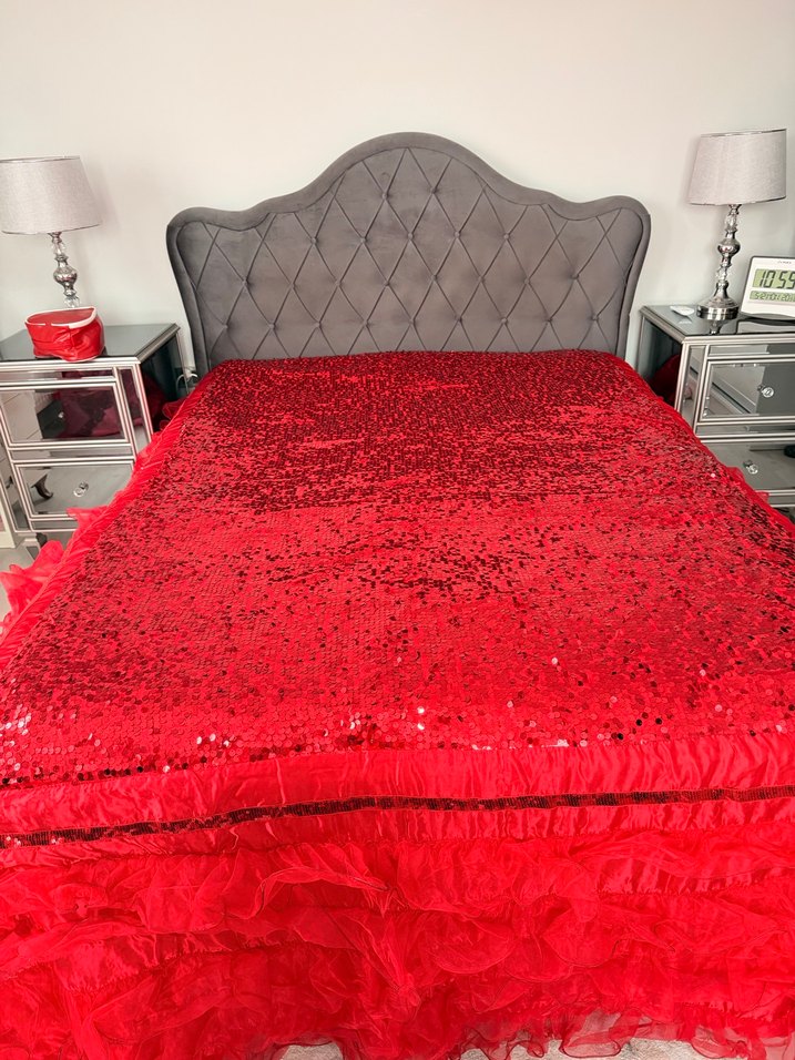 Parlak Kırmızı İşlemeli Yatak Örtüsü - Görsel 3