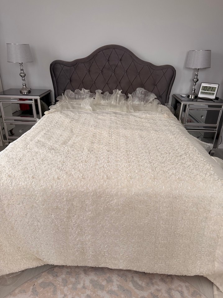 İşlemeli inci işlemeli Beyaz Parlak Yatak Örtüsü - Görsel 3