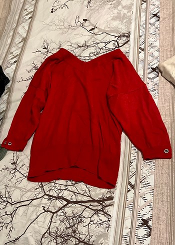 Kırmızı V Yaka Düğmeli Kadın Kazak Geniş kesime sahiptir. - Görsel 4