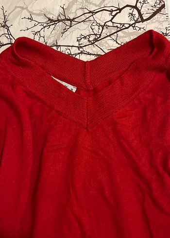 Kırmızı V Yaka Düğmeli Kadın Kazak Geniş kesime sahiptir. - Görsel 2