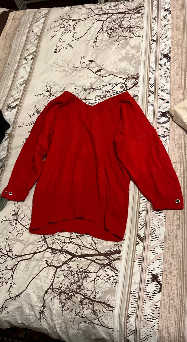 Kırmızı V Yaka Düğmeli Kadın Kazak Geniş kesime sahiptir. - Görsel 4