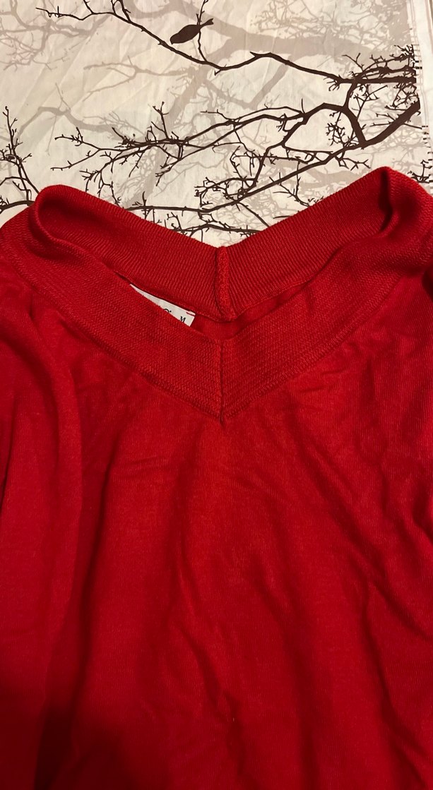 Kırmızı V Yaka Düğmeli Kadın Kazak Geniş kesime sahiptir. - Görsel 2