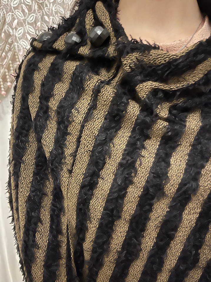 Kahverengi Çizgili Örgü Kadın Panço - Görsel 3