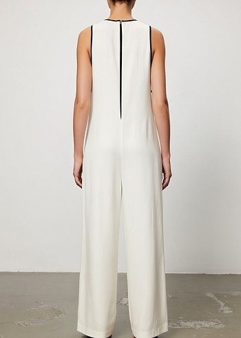 V Yakalı Beyaz Kadın Tulum - Görsel 3