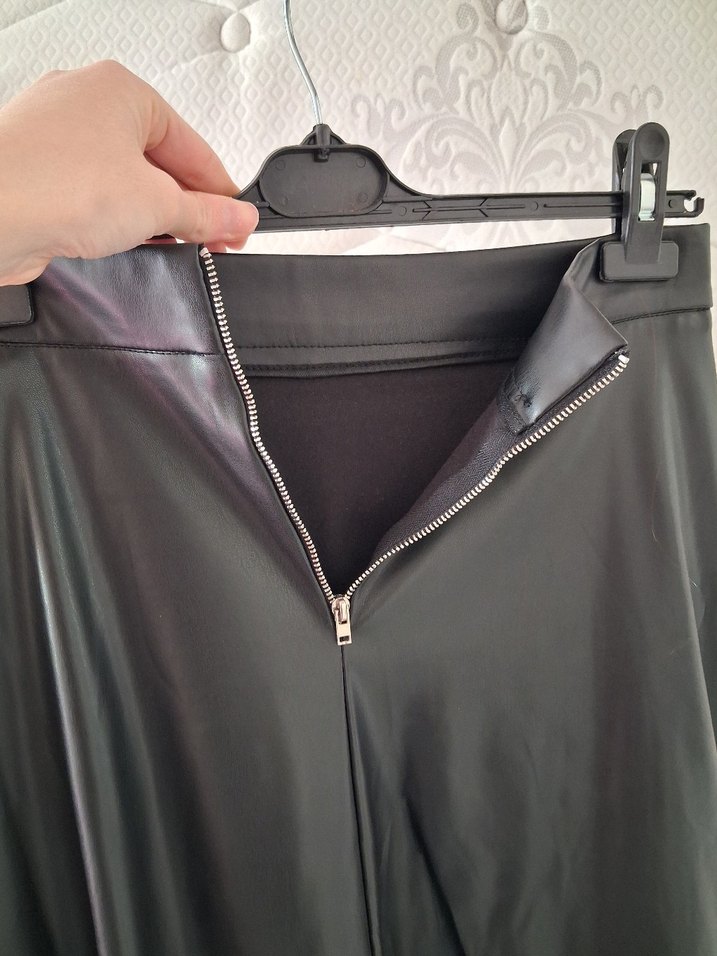 Drapeli Siyah Uzun Deri Etek - Görsel 2