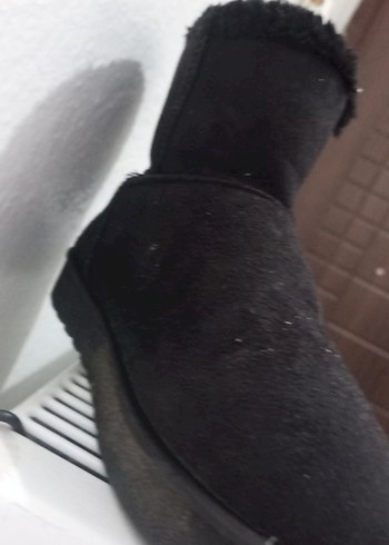 UGG bot
Siyah Tüylü Kadın Süet Dolgu Topuk Bot - Görsel 3