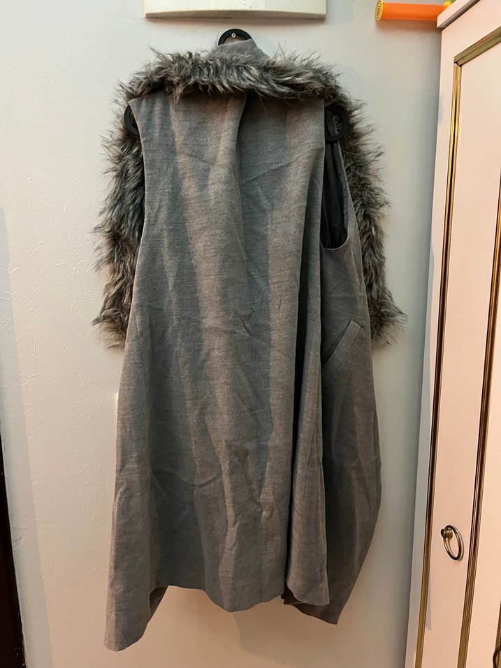 Gri Uzun Kürklü Kadın Yelek - Görsel 2