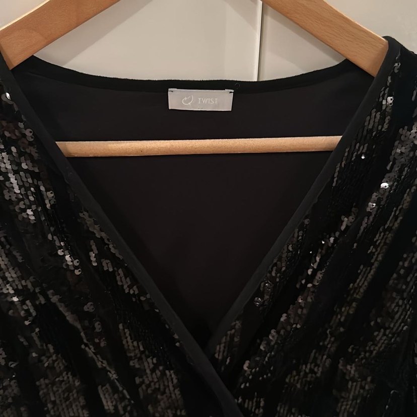 Parlak Siyah KADİFE PALETLİiElbise - Görsel 4