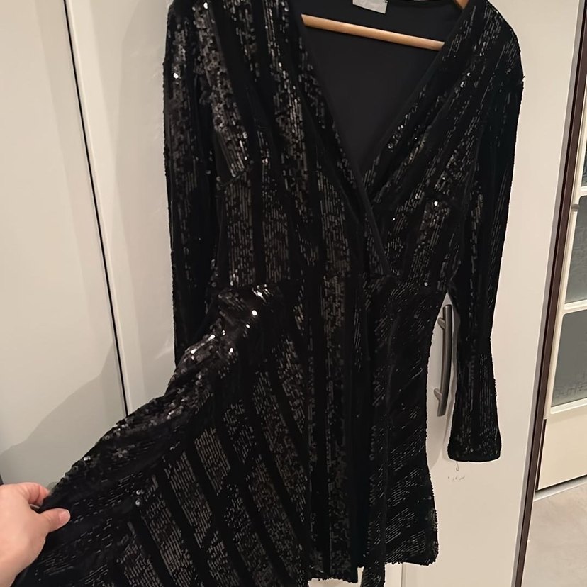 Parlak Siyah KADİFE PALETLİiElbise - Görsel 3