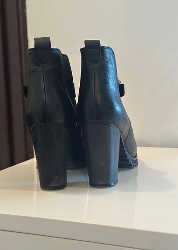 Tokalı Siyah Deri Topuklu Kadın Bot - Görsel 6