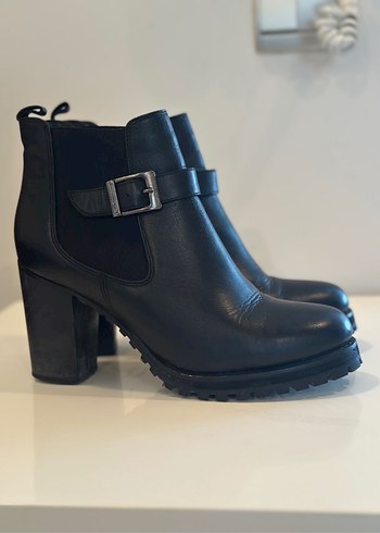 Tokalı Siyah Deri Topuklu Kadın Bot - Görsel 2