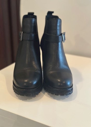 Tokalı Siyah Deri Topuklu Kadın Bot - Görsel 4