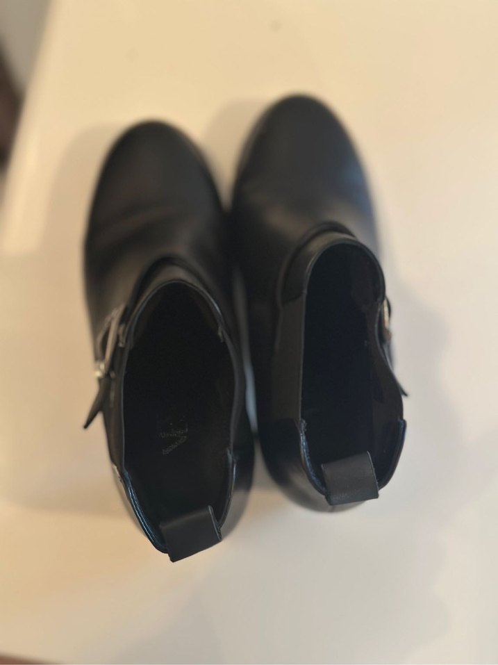 Tokalı Siyah Deri Topuklu Kadın Bot - Görsel 5