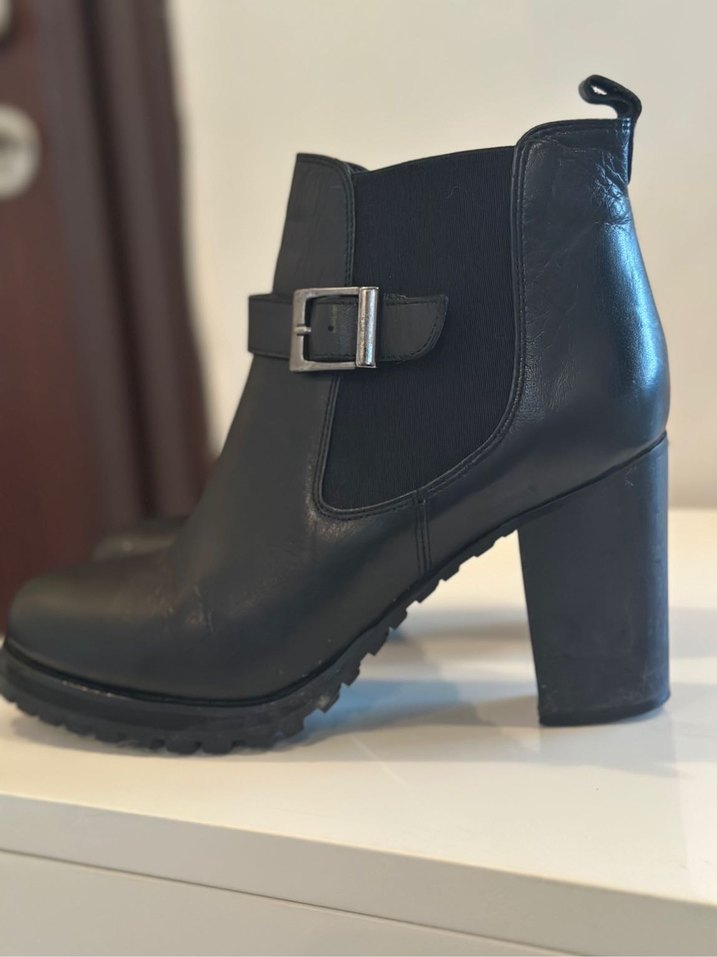 Tokalı Siyah Deri Topuklu Kadın Bot - Görsel 3