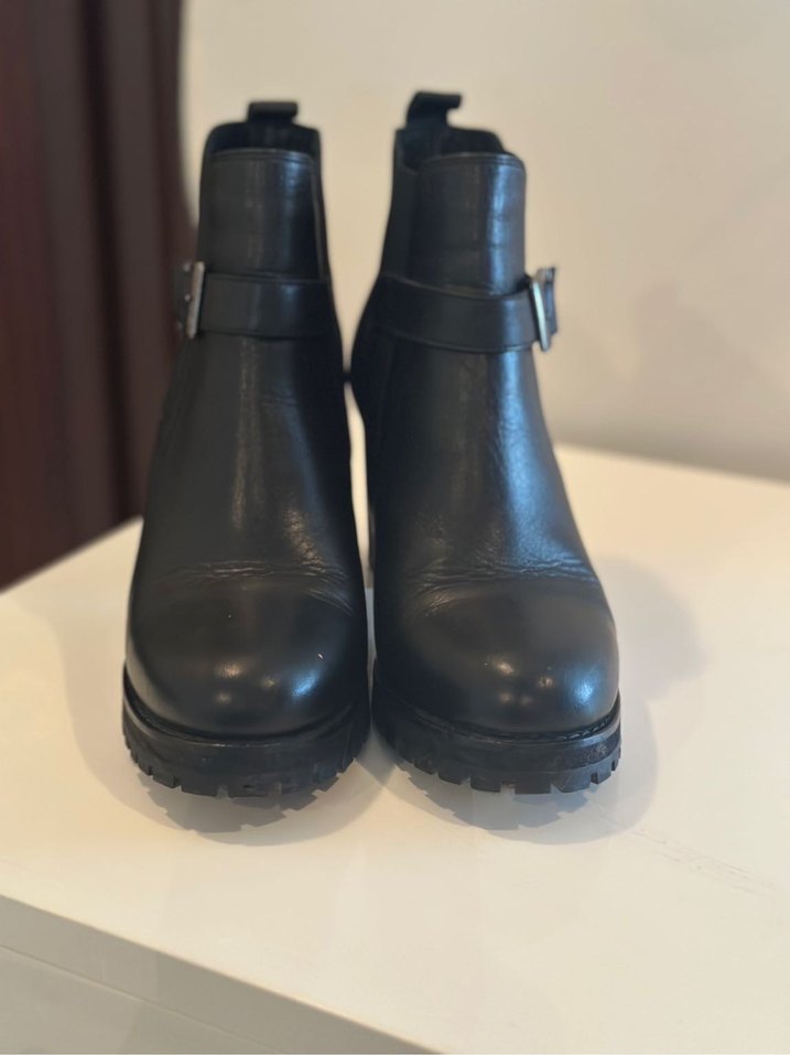 Tokalı Siyah Deri Topuklu Kadın Bot - Görsel 4